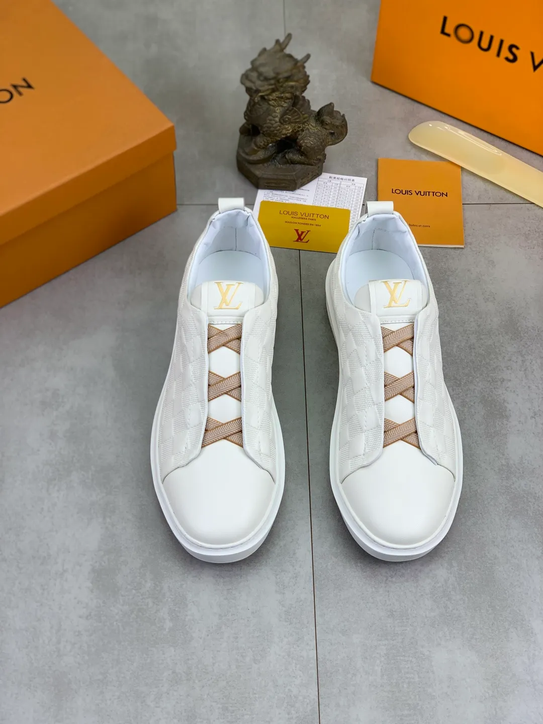 Men's men's shoes P440💰【Real price】Yangli🆘 💭💭New model launched【LOUlS VUlTTON】Louis Vuitton's new low-top men's shoes, high quality, support inspection! This style comes from Italy, very energetic and creative, giving people a comfortable and atmospheric visual impact❗Synchronization, the upper is made of silk calfskin with the original LV, imported soft sheepskin lining🐑Purely hand-stitched; LV original rubber outsole 4️⃣colors available Code number: 38~44